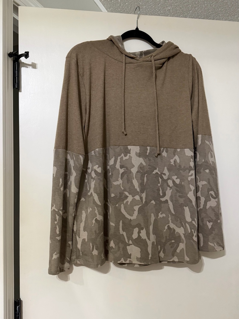 Women’s Hooded Pullover Sweatshirt hoody in Taupe Camo
Sew in Love
L
NWOT